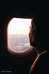 פחד מטיסות - אשה יושבת ליד החלון בזמן הטיסה